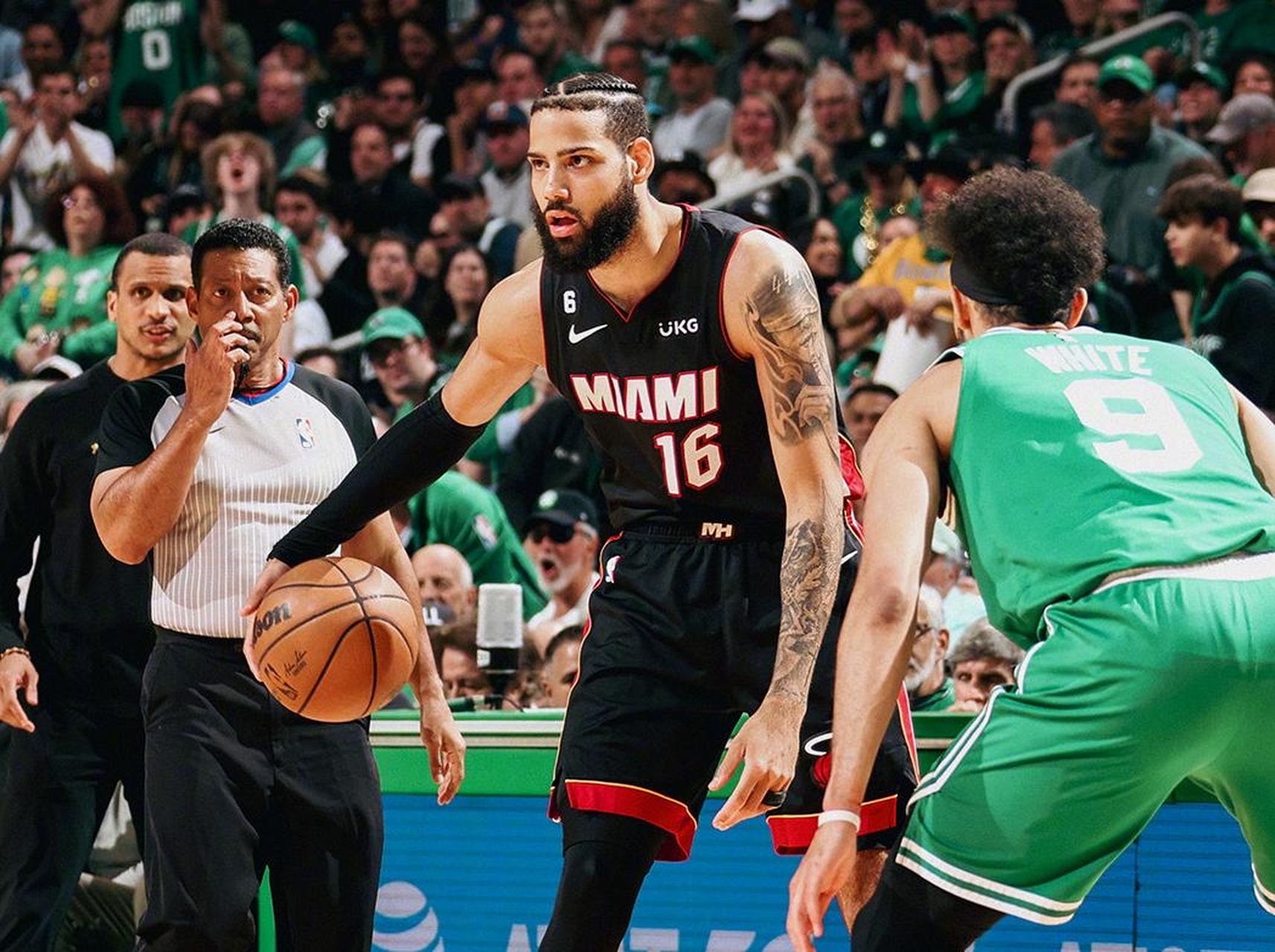 里程碑夜！波士顿凯尔特人扳平良机；NBA季后赛转会期刷纪录；压力陡增；更衣室氛围转暖的简单介绍