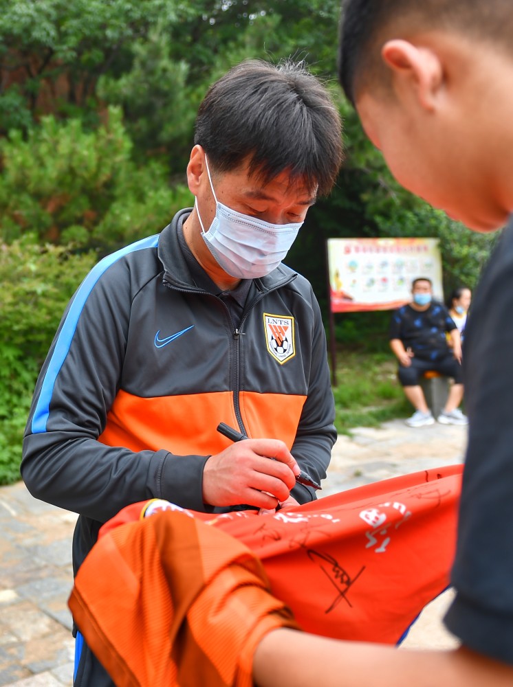 包含赛地聚焦：社区盾赛前热度飙升，辽宁本钢手感冰凉，悬念犹存，赛季目标并未改变的词条