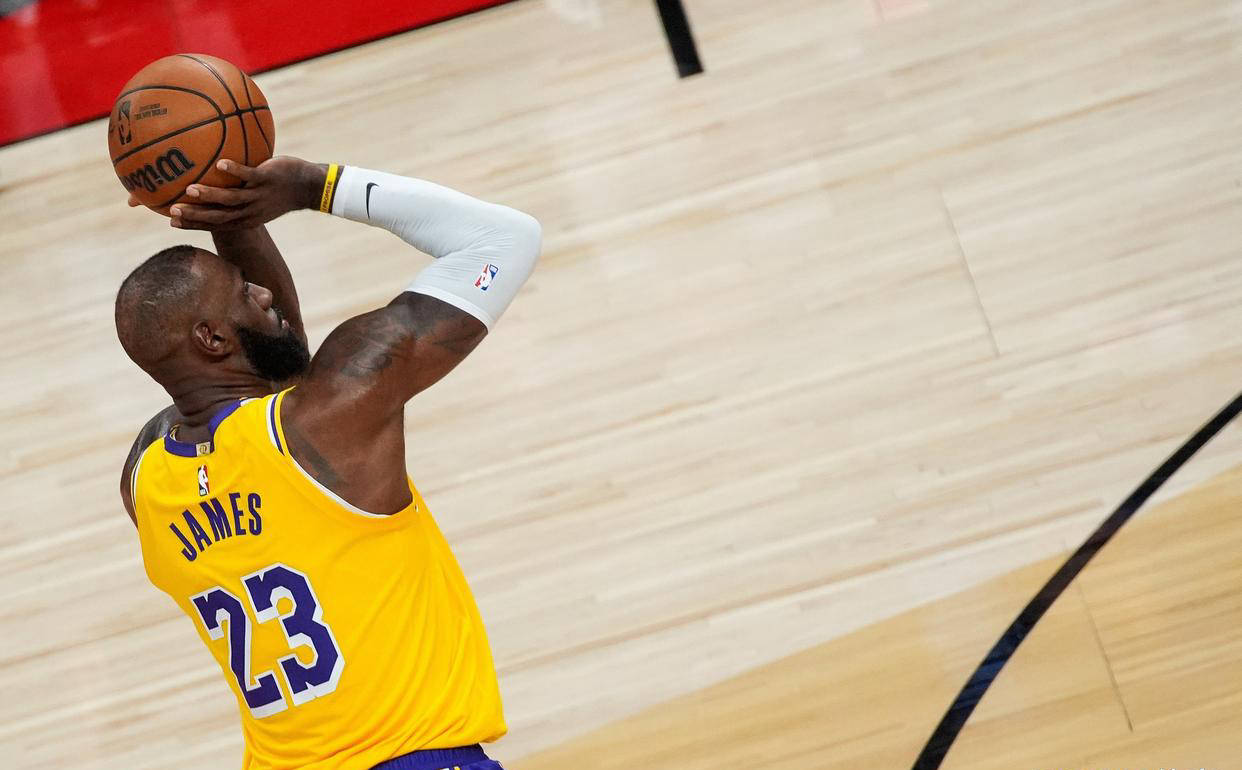 包含詹姆斯连续二十场比赛得分超过突破纪录犹他爵士回应争议备战NBA季后赛，NBA常规赛今夜走向成谜直接炸裂的词条